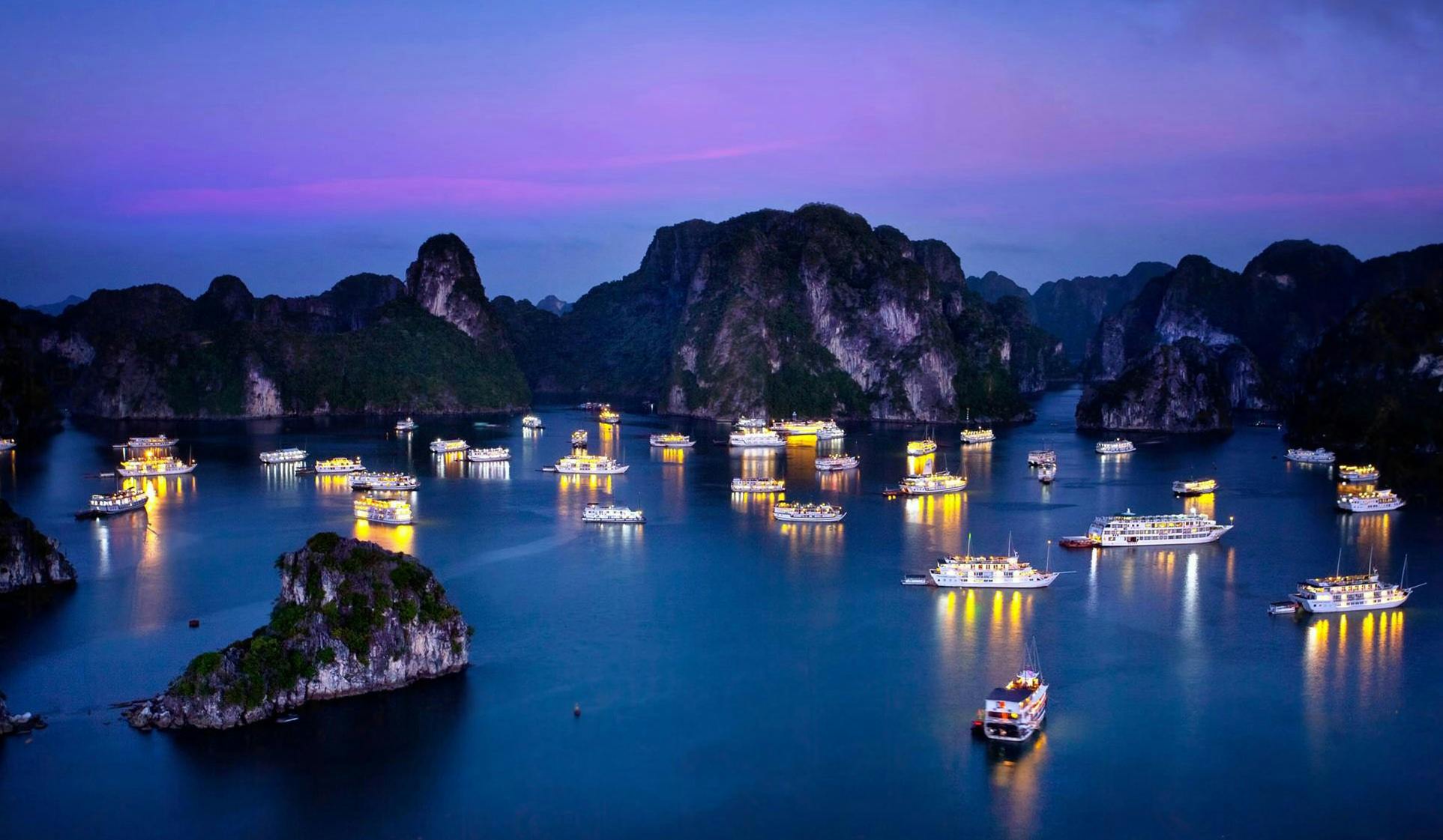 Private full-day trip from Hanoi to Halong Bay with boat cruise