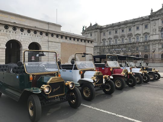Vienna: tour panoramico di 30 minuti in auto elettrica d'epoca
