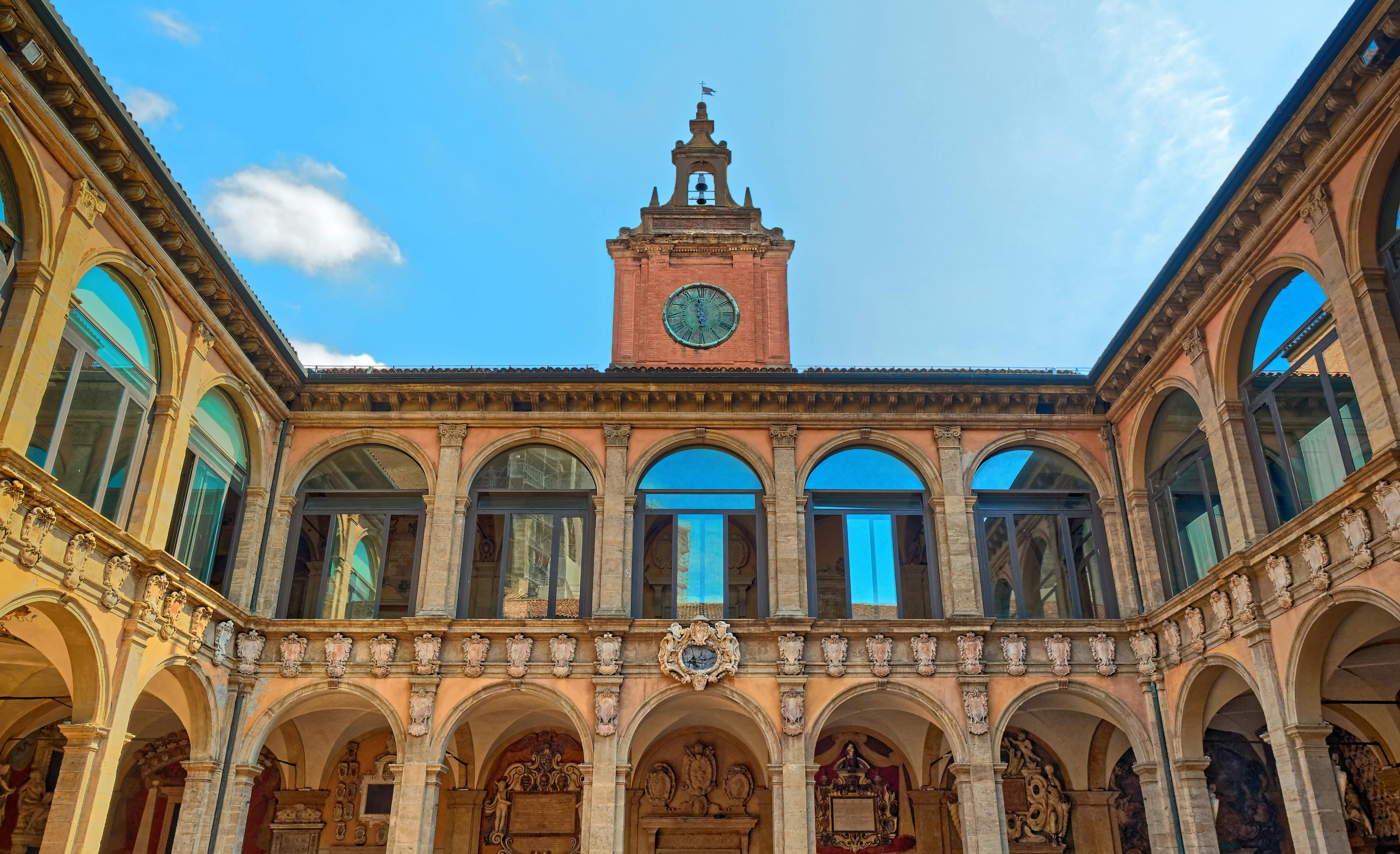 Recorrido en audio del Palacio Archiginnasio en Bolonia con degustación de comida