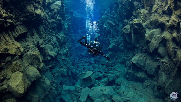 Mergulho profundo no azul em Silfra