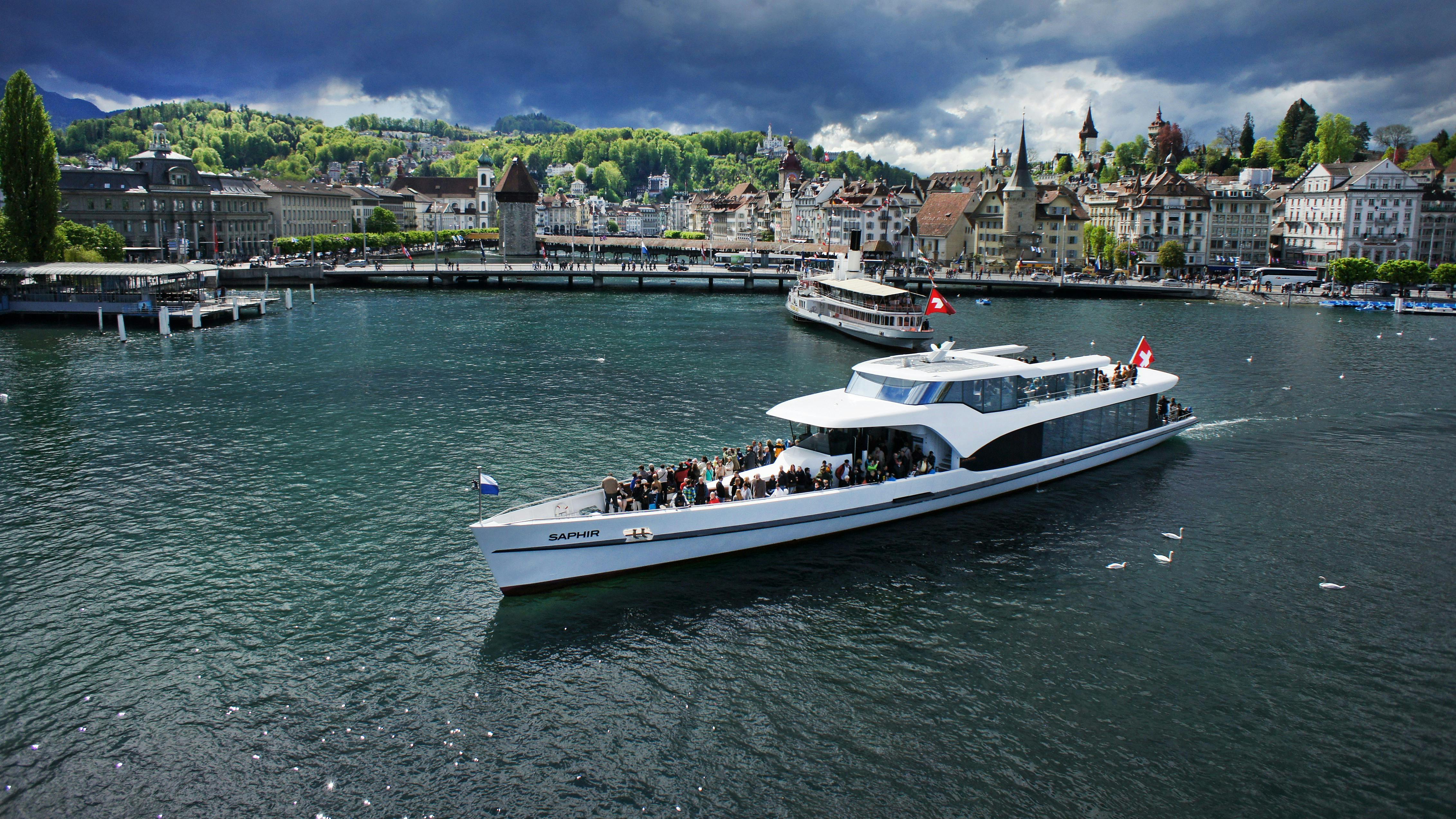 Luzerner Bucht Schiffsfahrt auf der Panoramayacht Saphir