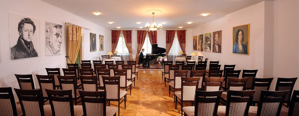 Concerto di pianoforte di Chopin nella Chopin Hall con un bicchiere di vino