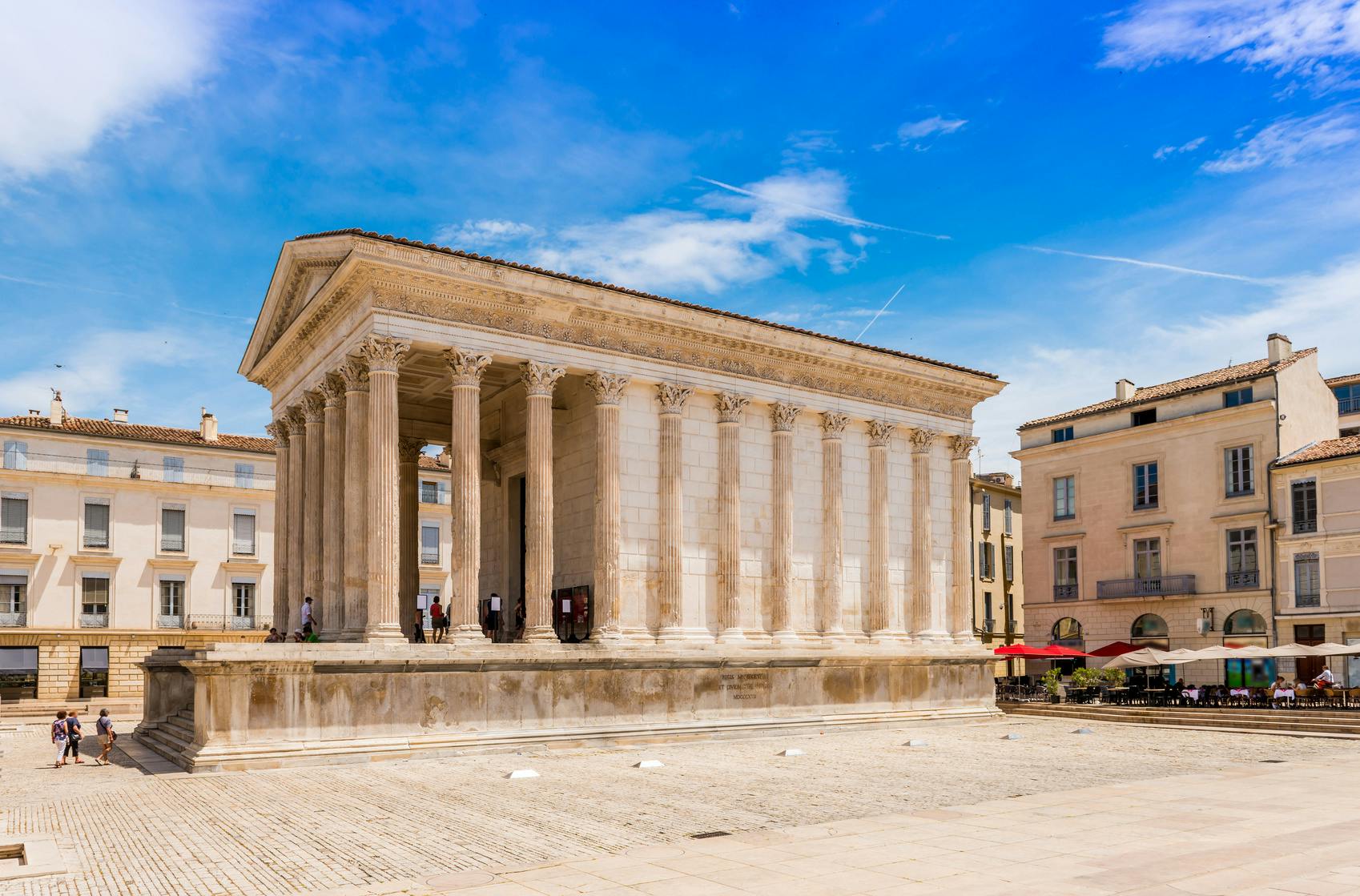 Maison Carrée à Nîmes en Languedoc, Occitanie.jpg