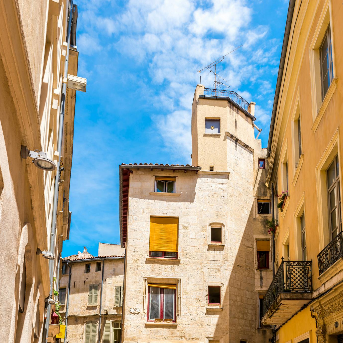 Rue et façades à Nîmes en Languedoc, Occitanie.jpg