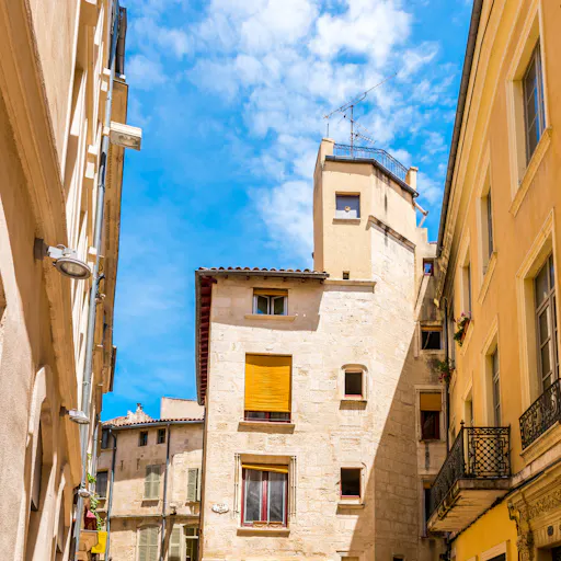 Rue et façades à Nîmes en Languedoc, Occitanie.jpg
