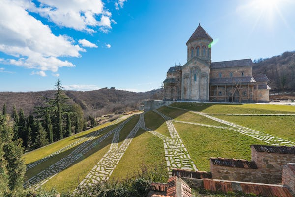 Visita privada a la fortaleza de Ananuri, Kazbegi y la iglesia de la Trinidad de Gergeti