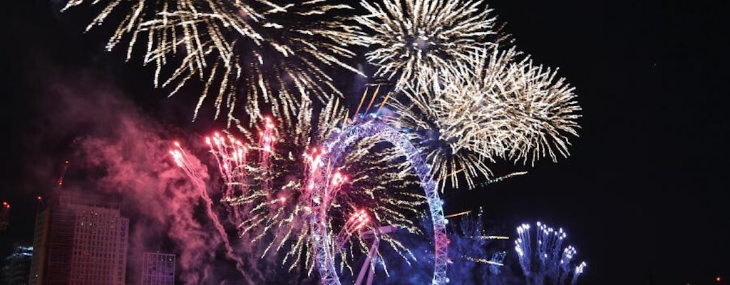 Cena de Año Nuevo y crucero por el Támesis con fuegos artificiales a bordo del Sarpedón
