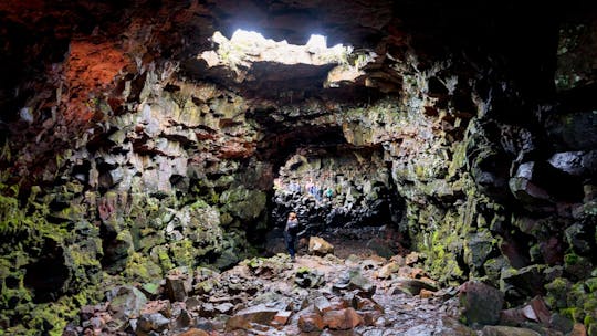 Viagem de cavernas de lava do submundo na caverna Leidarendi