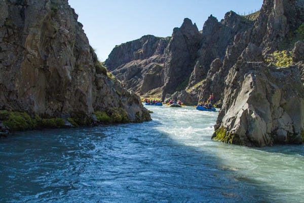 Maravilloso rafting en el cañón del río glacial del oeste