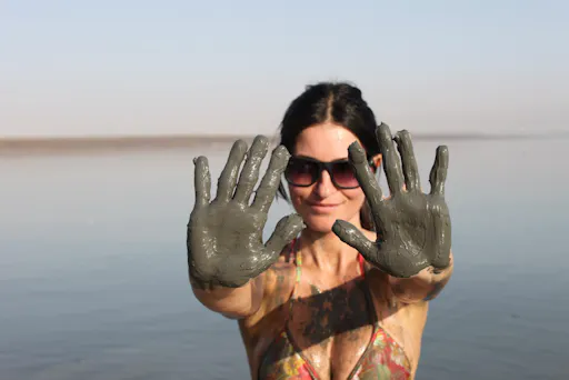 467647_dead-sea-hands.jpg