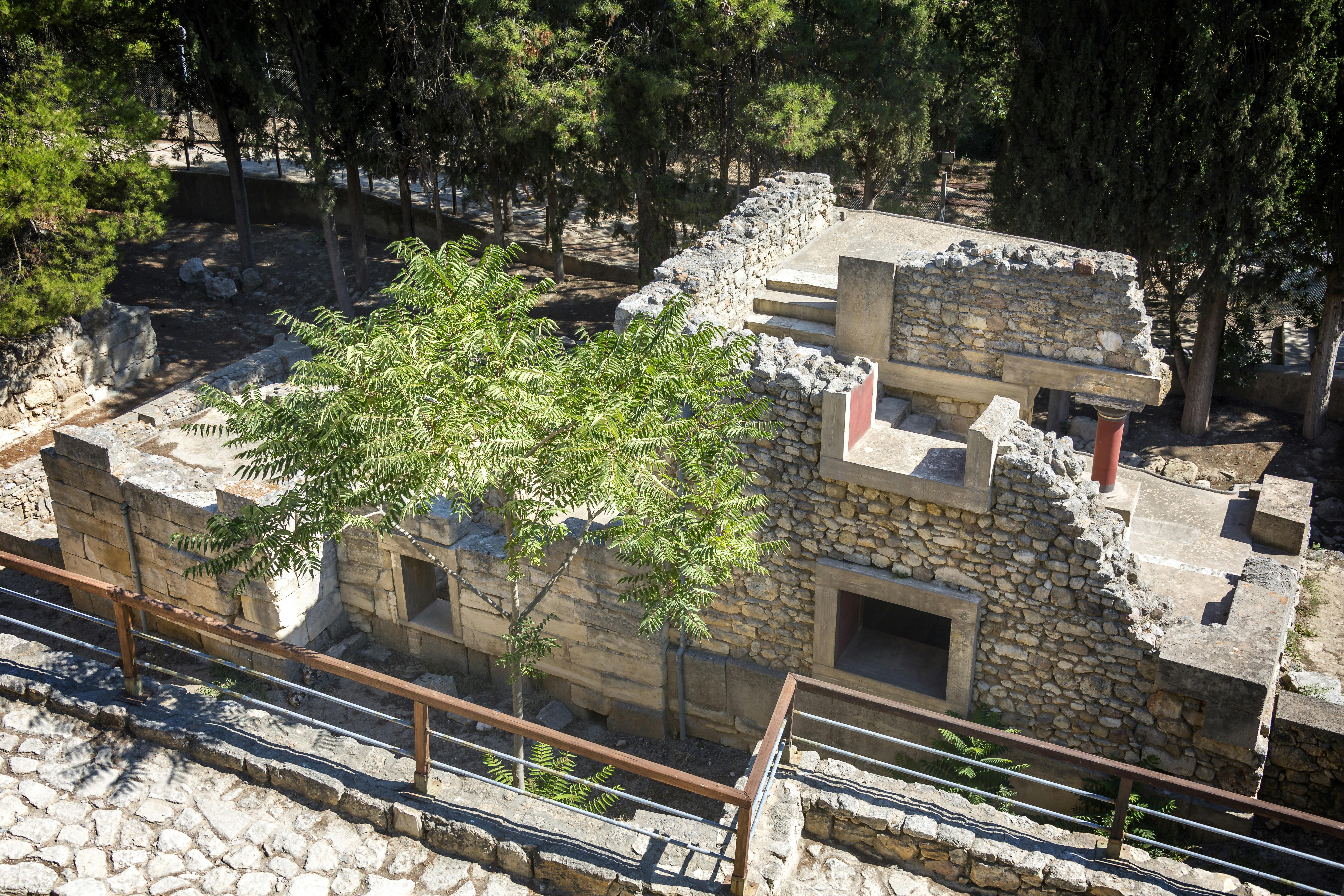Knossos, Heraklion & Museum – from Chania