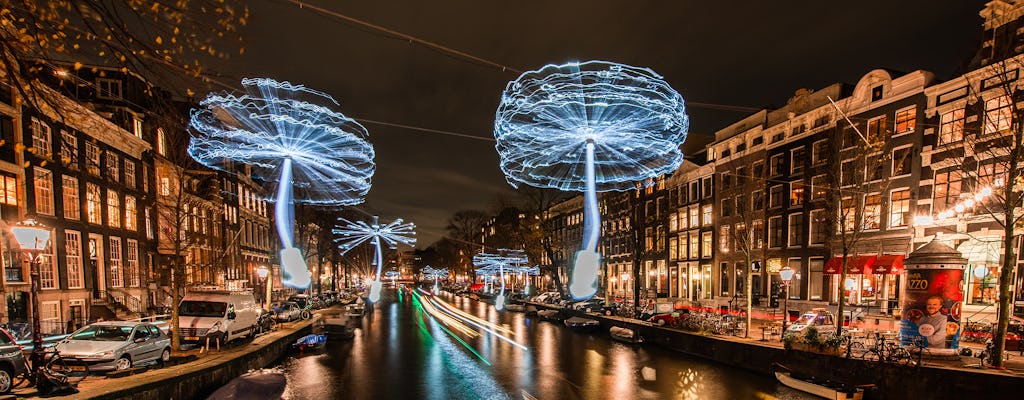 Cruzeiro pelos canais durante o Festival das luzes de Amsterdã