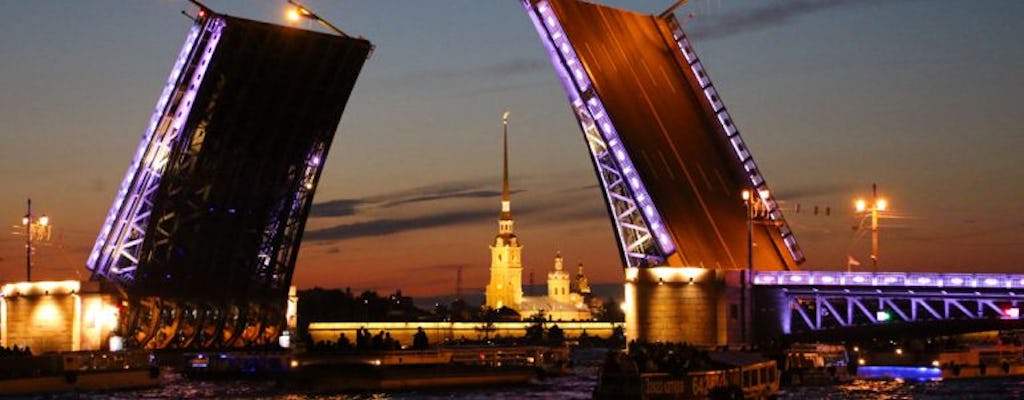 Passeio noturno de barco pelas pontes elevatórias em São Petersburgo