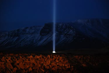 Immagina un tour della Torre della Pace a Reykjavík
