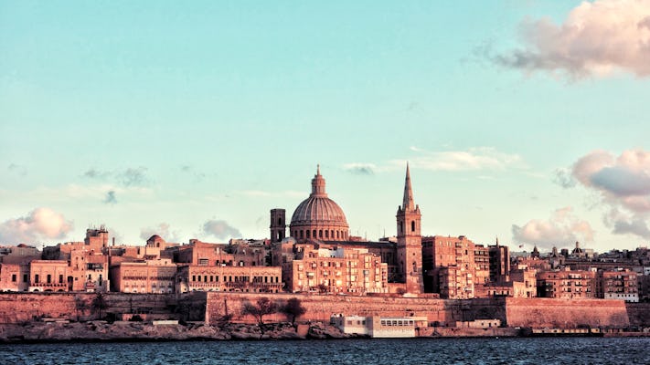 Descoberta autoguiada em pátios secretos de Valletta com histórias misteriosas