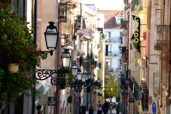Passeio autoguiado com descobertas pelos bairros históricos de Lisboa com vistas, comida e histórias