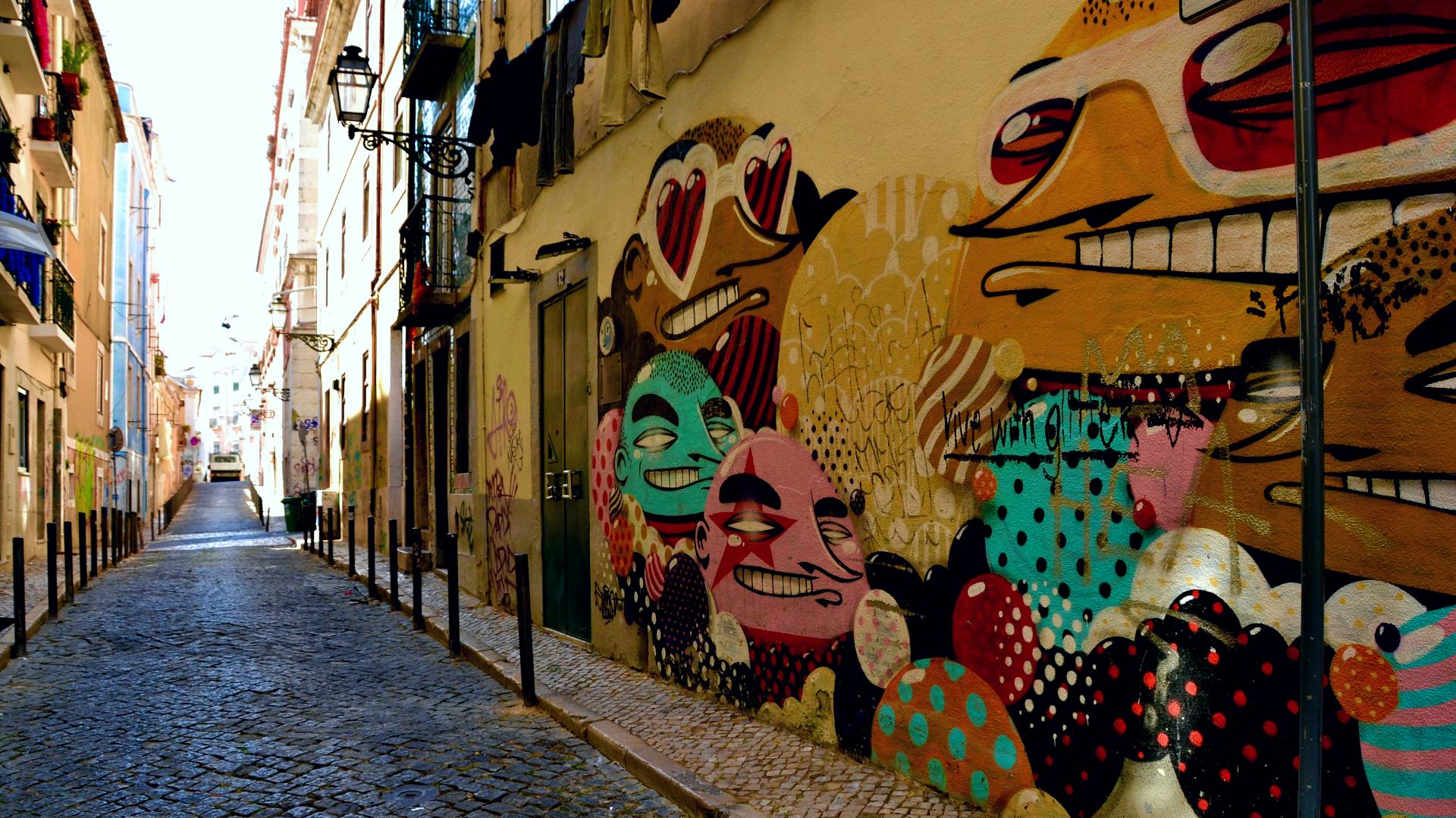 Descoberta autoguiada no Bairro Alto e na Bica em Lisboa: figuras divertidas e vistas fabulosas