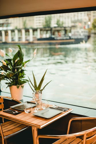 Italian dinner-cruise or brunch on the Seine river