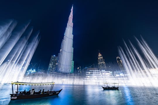 Dubai fontänshow och en båttur på sjön med en traditionell båt