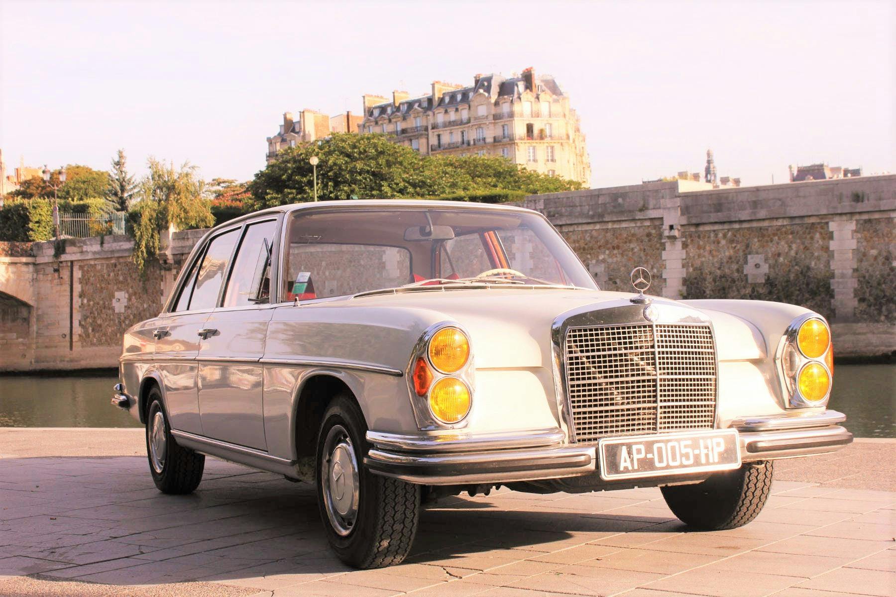 Guided tour of Paris in a collection car with wine tasting