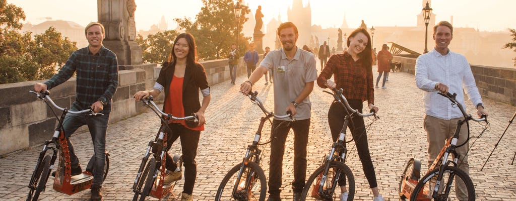 Kleine groep E-scooter kasteeltour in Praag met gratis taxi-pick-up