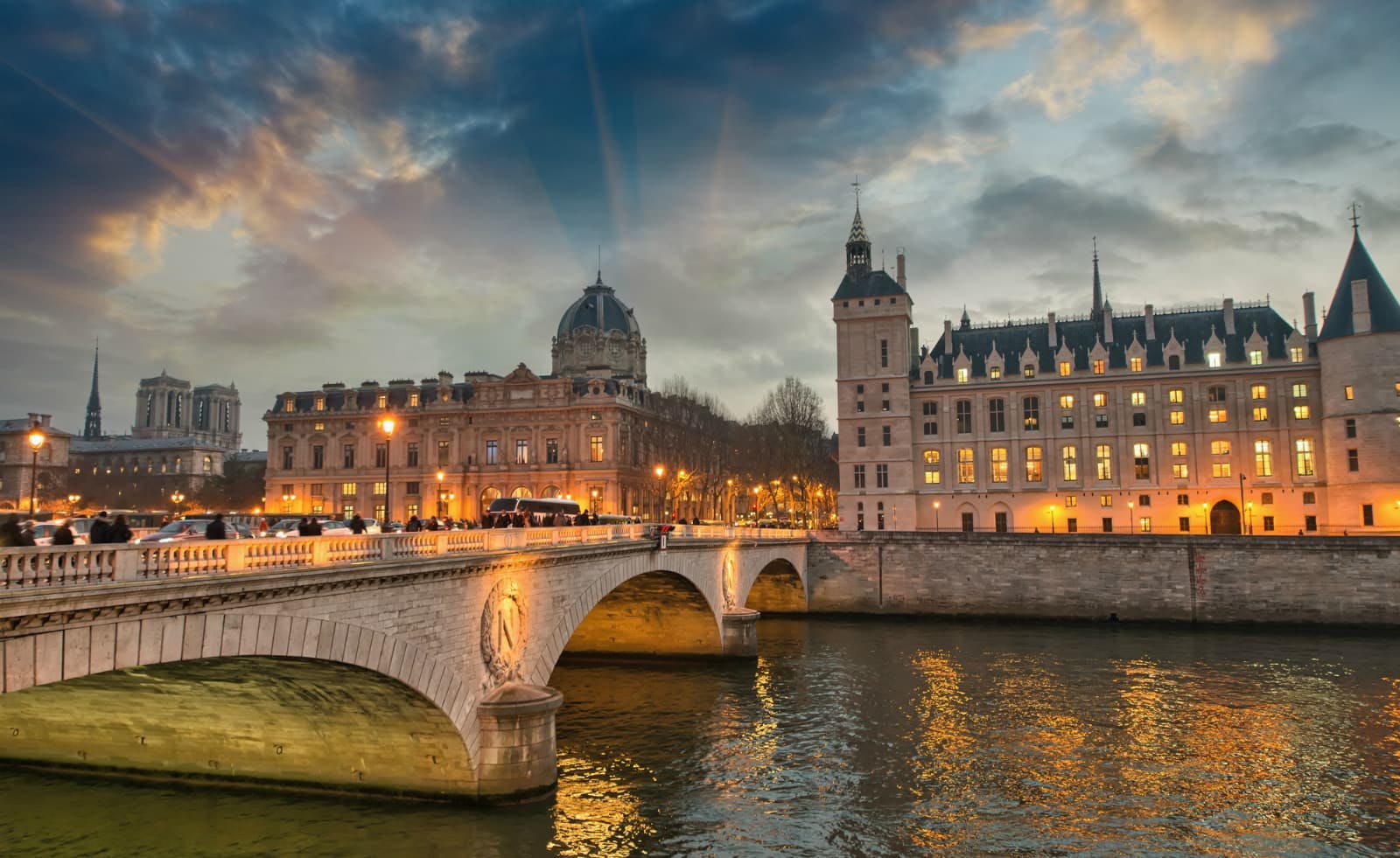 Paris - Orte, an denen es spukt, und Geistergeschichten - Stadtspiel