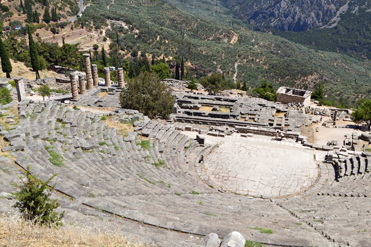 Ancient Delphi & Thebes Tour