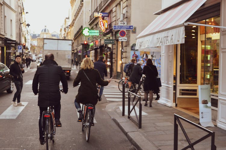 Secret Bike Tour in Paris