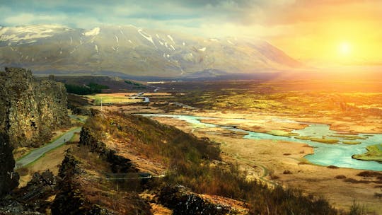 Visita al Círculo Dorado y entrada a la Laguna Azul