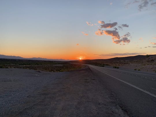 Excursão autoguiada de bicicleta elétrica no Red Rock Canyon ao nascer do sol