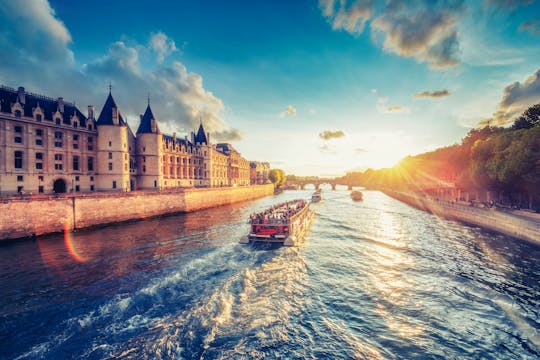 Romantic dinner on the Seine river Romantic dinner on the Seine river