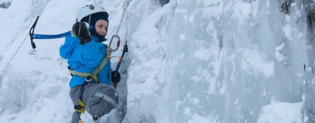 Aventure d'escalade sur glace pour enfants à Pyhä-Luosto