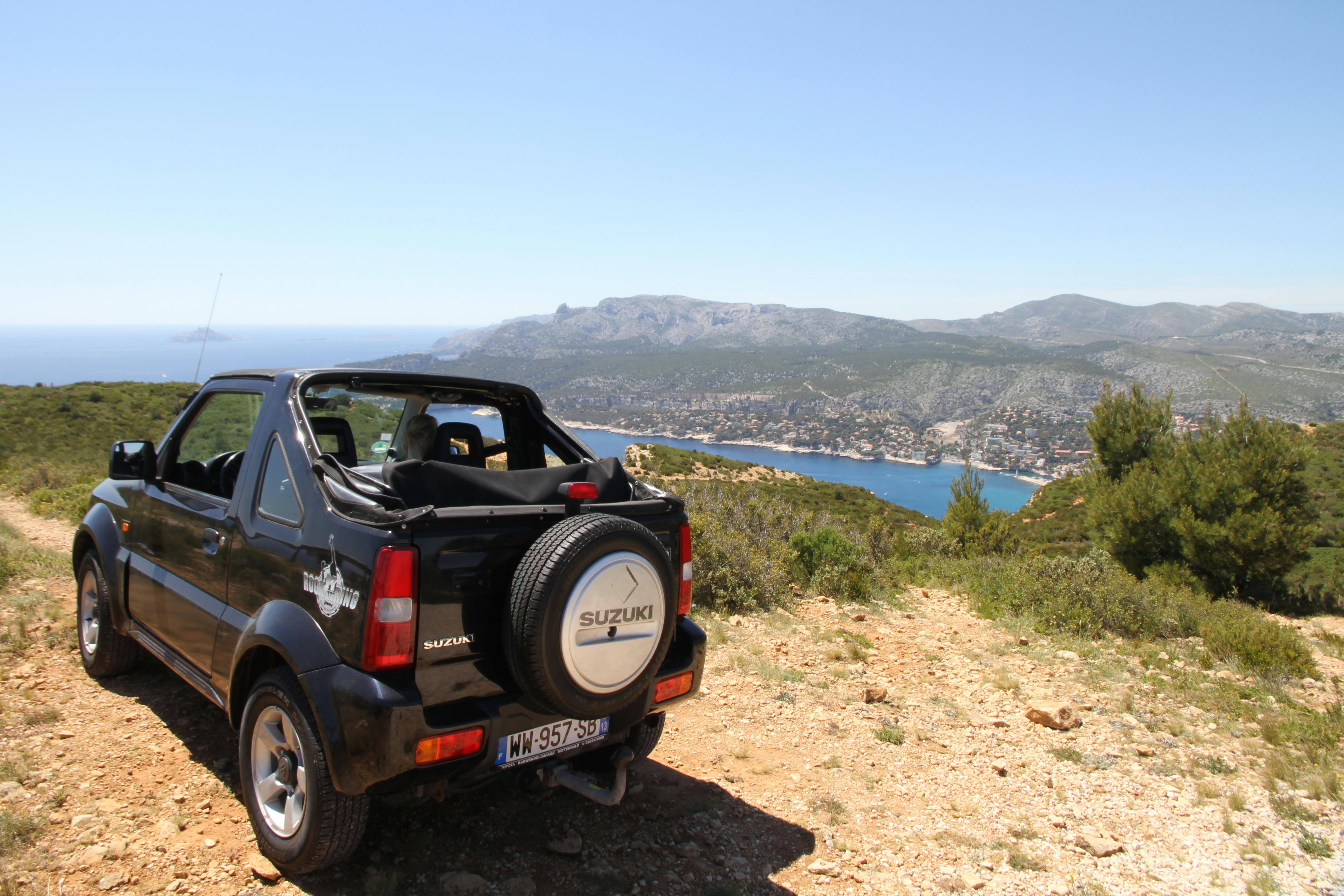 Jimny Jeep Rit op de weg Marseille-Cassis