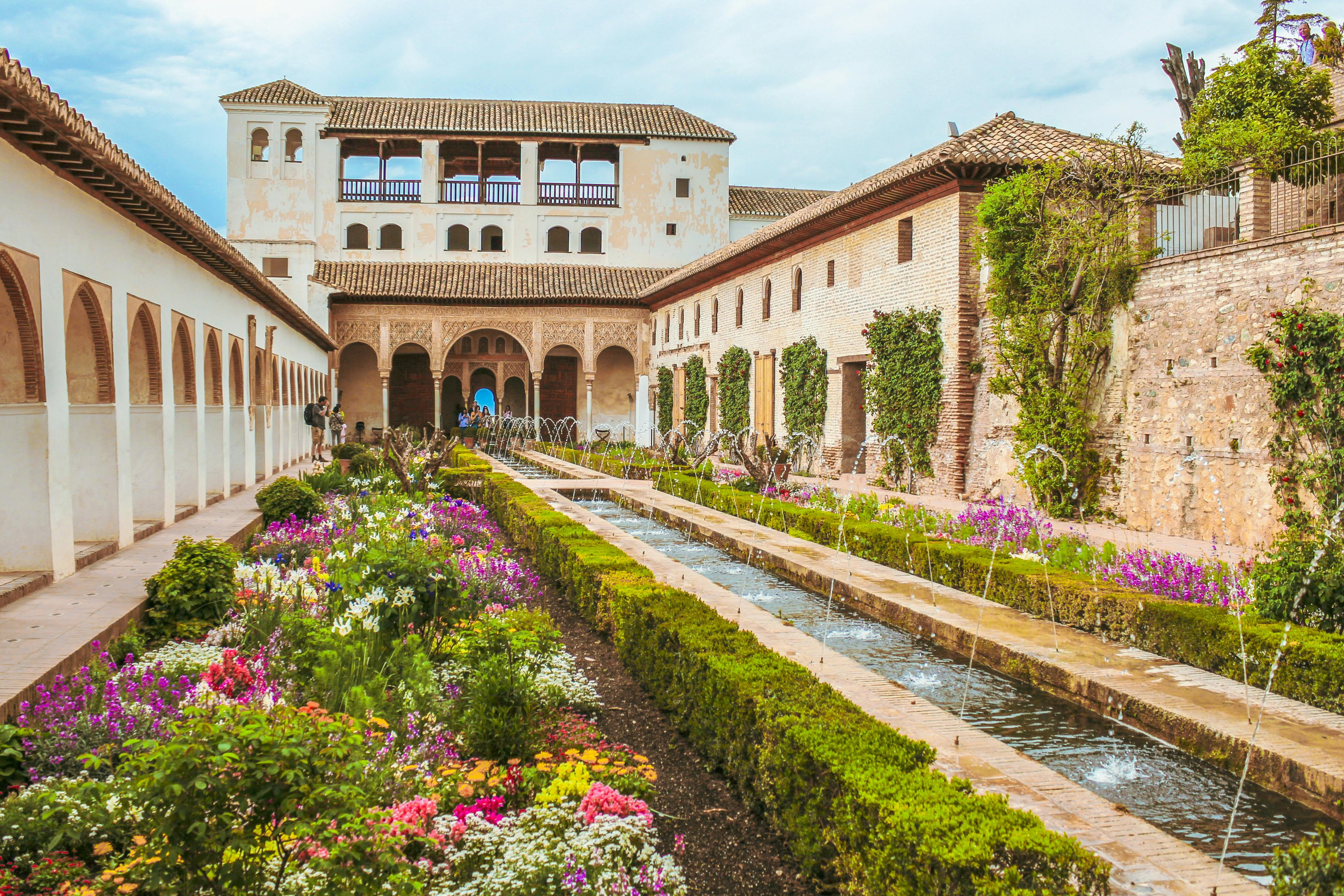 Wycieczka z przewodnikiem po Alhambrze z Pałacem Carlosa V, Generalife i Alcazabą