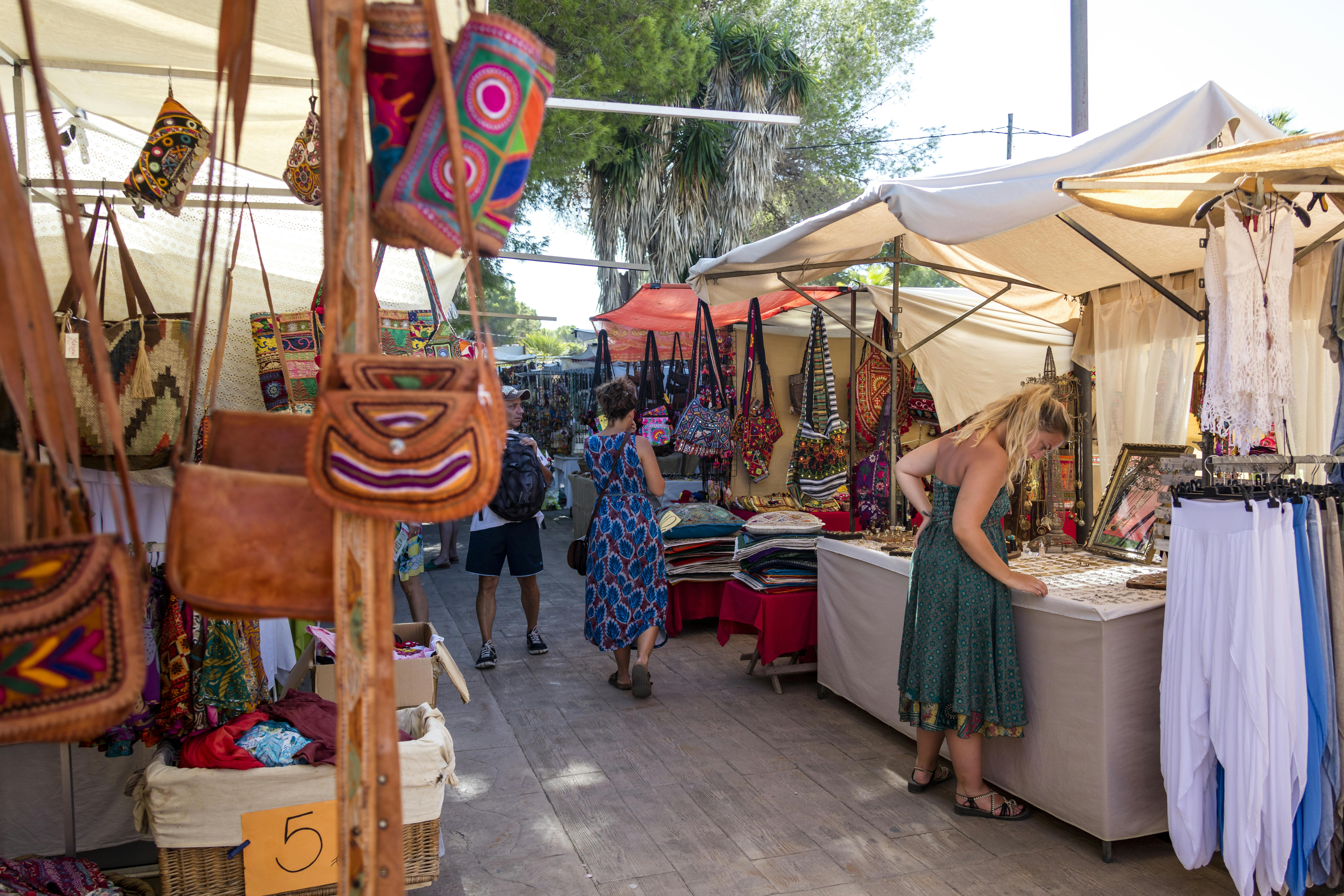 Visite du marché hippie d'Ibiza avec un guide local