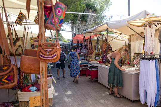 Visite du marché hippie d'Ibiza avec un guide local