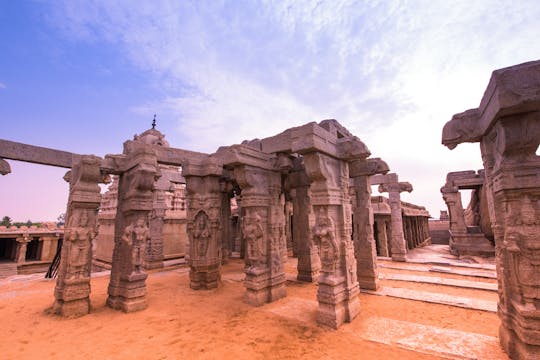 Tour privato di un'intera giornata a Lepakshi