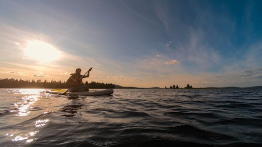 Suppailua keskiyön auringon alla