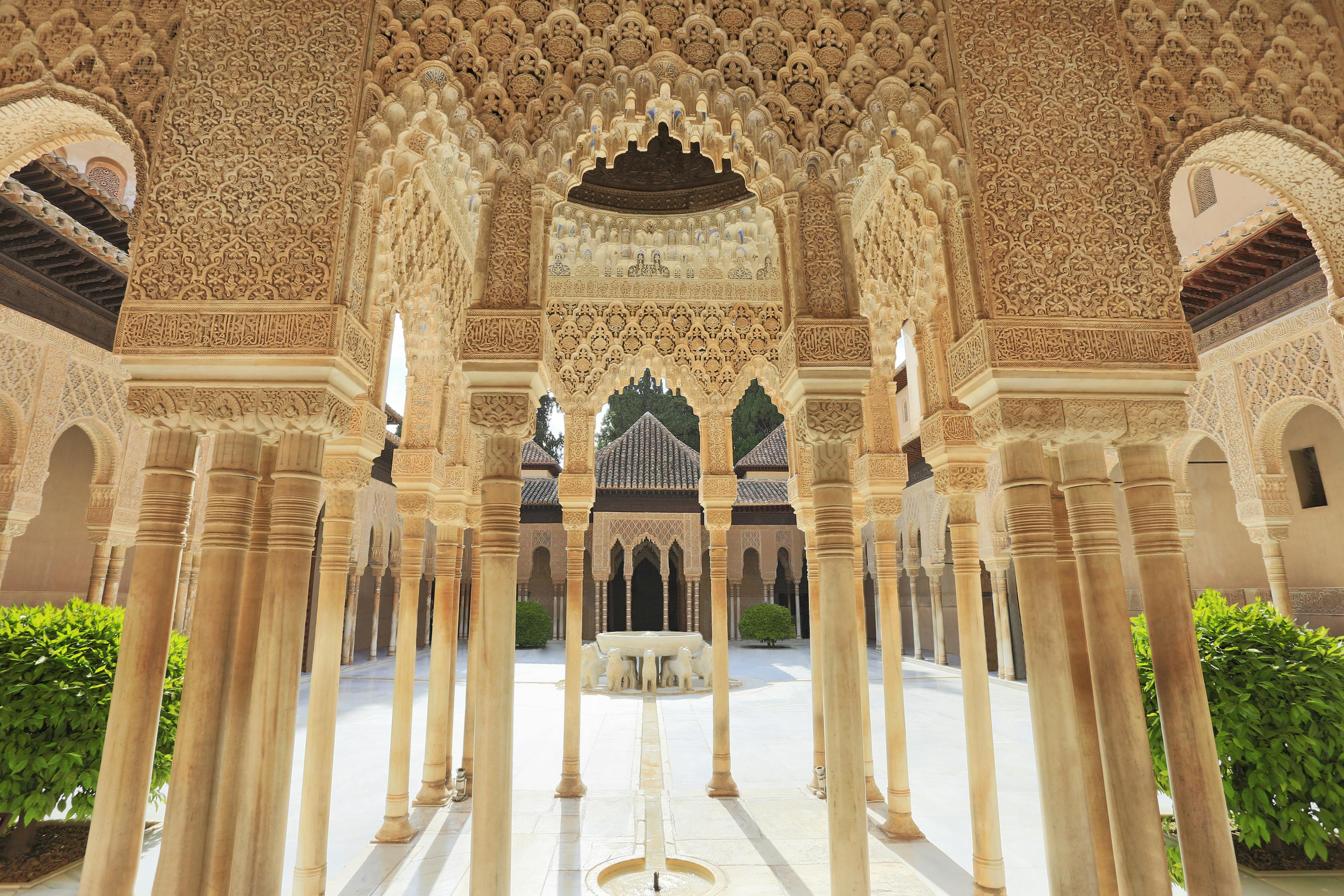 Alhambran ääniopastettu kierros sisältäen Nasridin palatsin ja Alcazaban