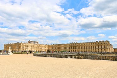 Excursion d’une journée à Versailles avec une visite audioguidée coupe-file, le transport et le hameau de la Reine