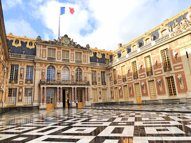 Day trip to Versailles including skip-the-line audioguided tour, transportation and Queen's Hamlet