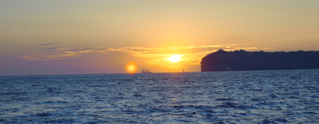 Privé catamarantocht bij zonsondergang in Santorini