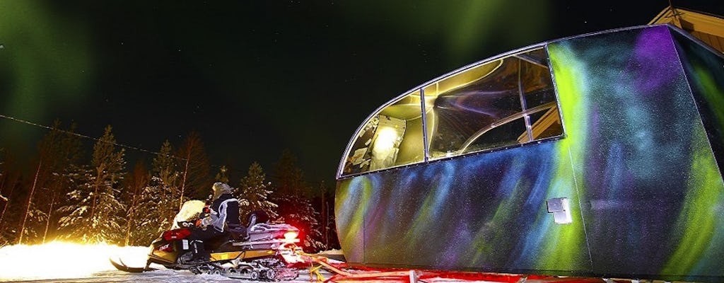 Caça à aurora boreal na cabine de vidro Aurora