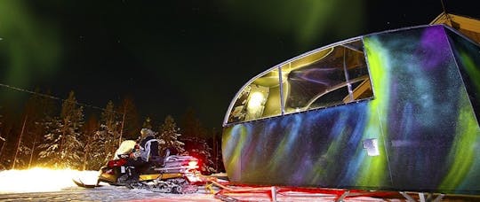 Caça à aurora boreal na cabine de vidro Aurora