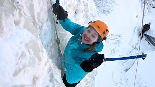 Experimenta la escalada en hielo en Luosto