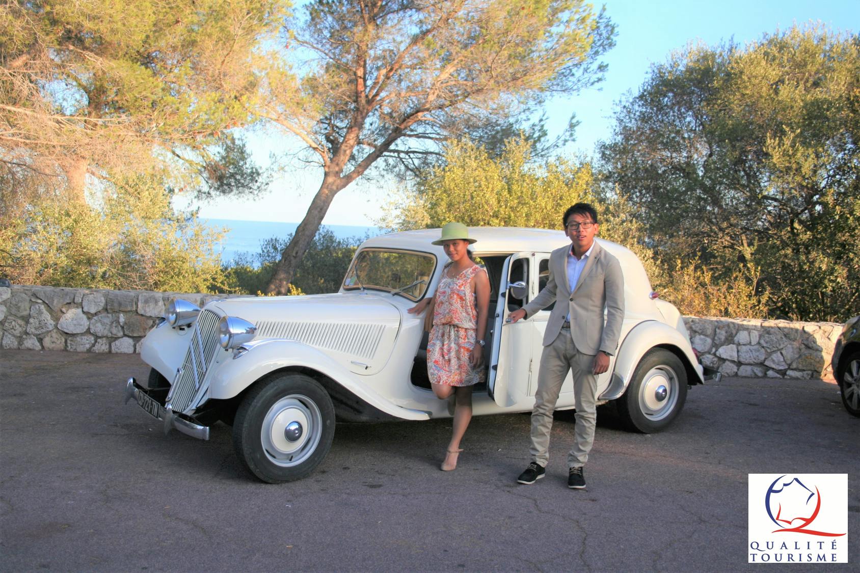 Tour particular pela Riviera Francesa em um carro antigo saindo de Cannes