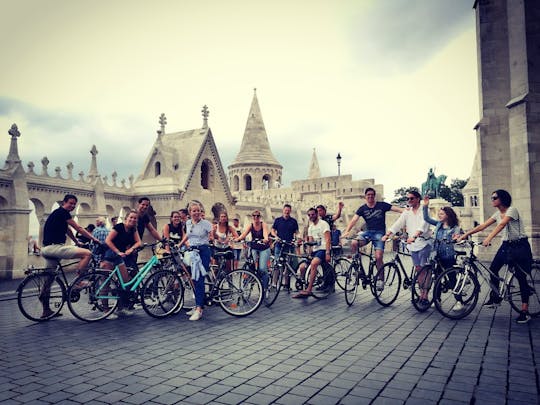 Passeio de bicicleta pelo castelo de Buda