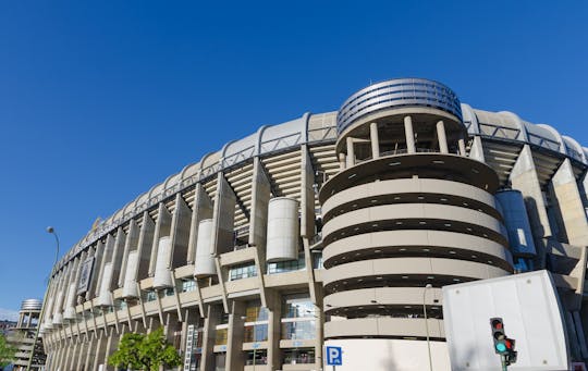 Santiago Bernabéu and Retiro Park e-bike tour with picnic