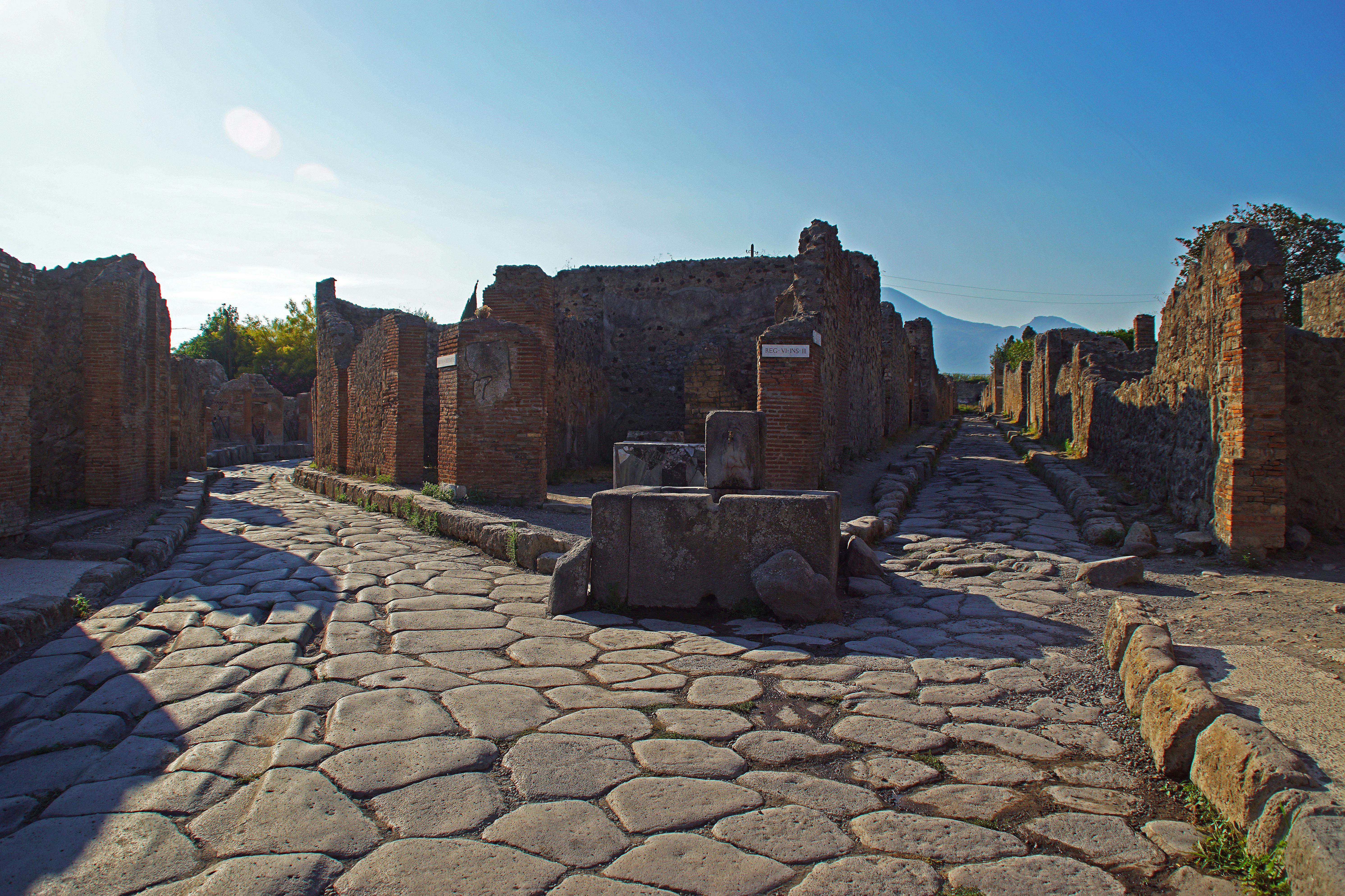 Древние руины где находятся. Италия развалины Помпеи. Развалины Помпеи (Неаполь). Помпеи развалины древнего города. Археологический парк Помпеи.