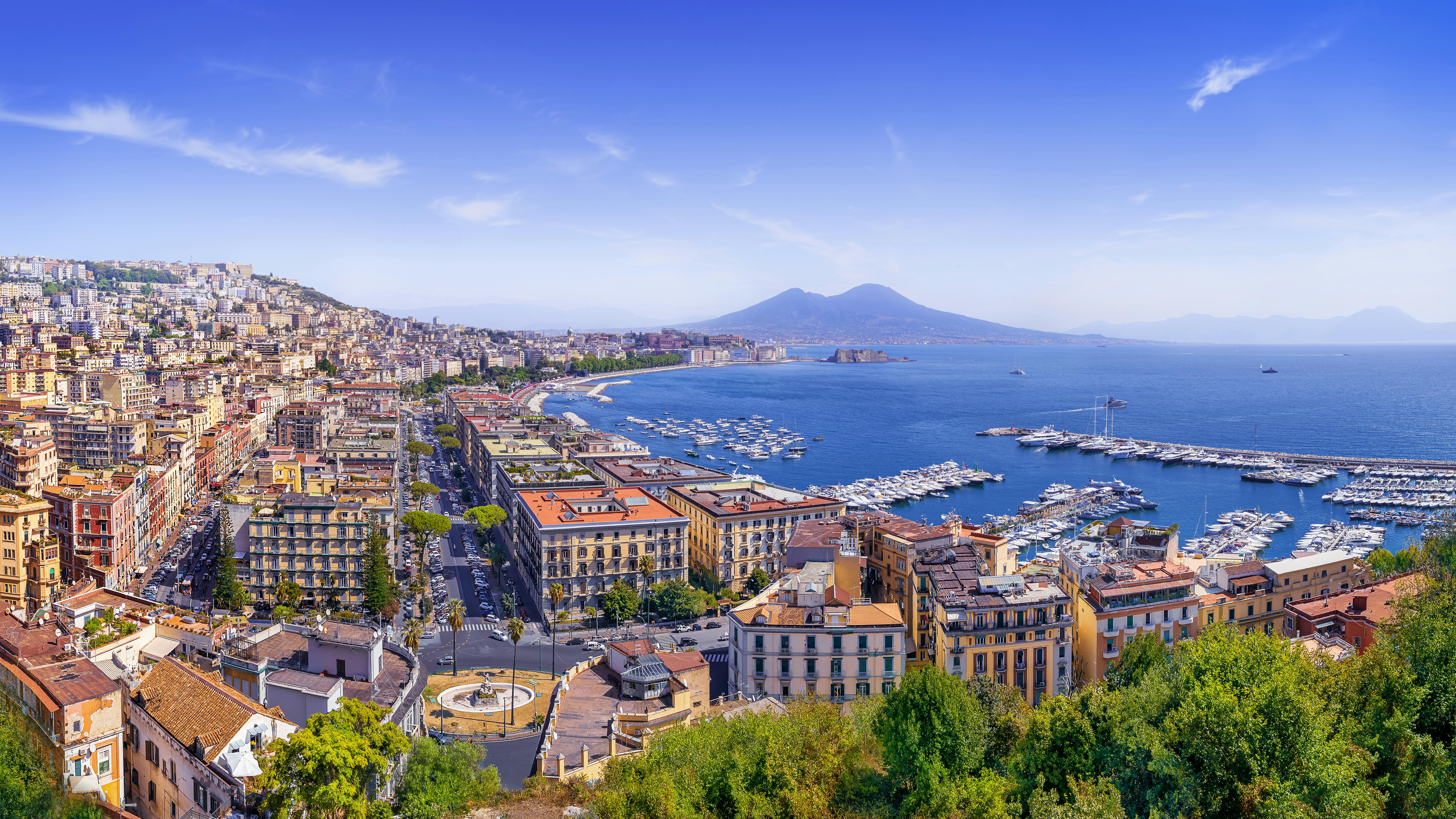 Walking gourmet food tour in Naples